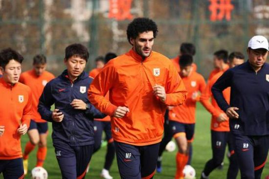 意甲前瞻：尤文图斯 VS 那不勒斯时间：2023-12-09 03:45尤文图斯目前积33分暂列积分榜第2，距离榜首的国米仅有2分差距，此役球队的抢分战意毋庸置疑，尤文图斯在最近的一轮联赛客场2-1击败蒙扎，各项赛事近9场取得7胜2平的不败战绩，球队近期的整体走势非常稳健，尤其是防线稳固，过去9场比赛尤文图斯多达6场能够零封对手，且期间合计仅失3球。